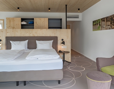 Blick auf das Bett mit dahinter liegenden Kleiderschränken