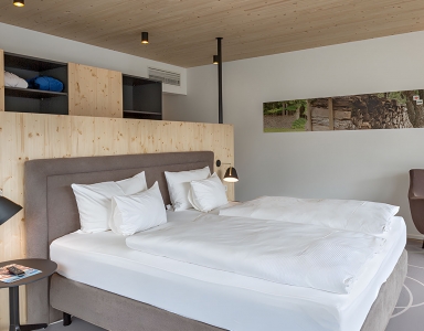 Mittig im Raum stehendes Bett