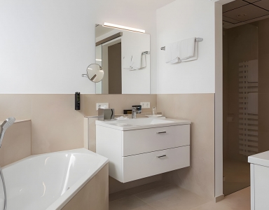 Badezimmer mit Badewanne