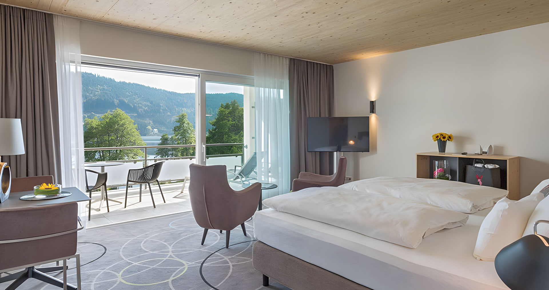 Blick vom Bett auf die Terrasse und dem See