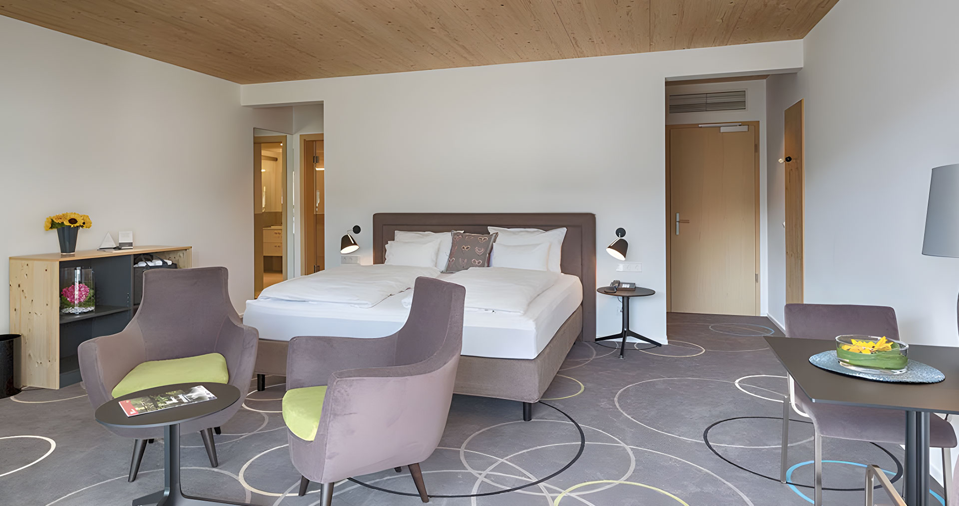 Ein weiterer Raum mit einem Doppelbett