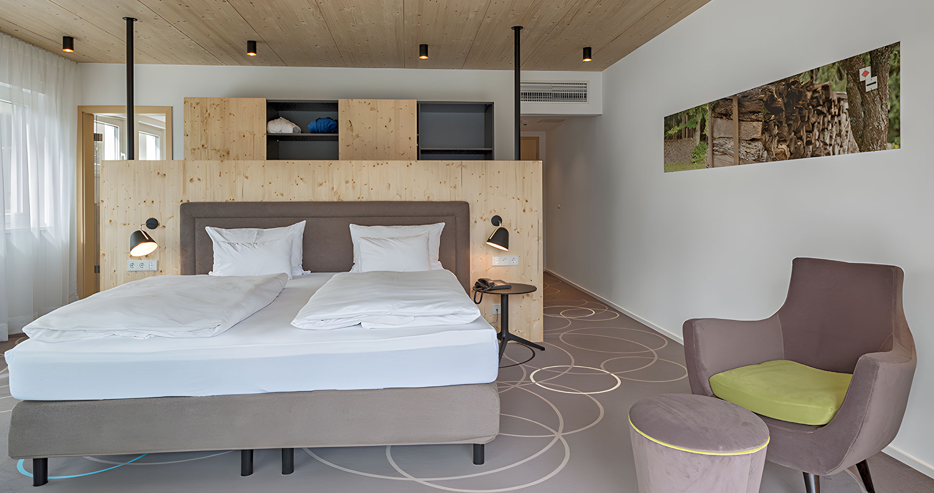 Blick auf das Bett mit dahinter liegenden Kleiderschränken