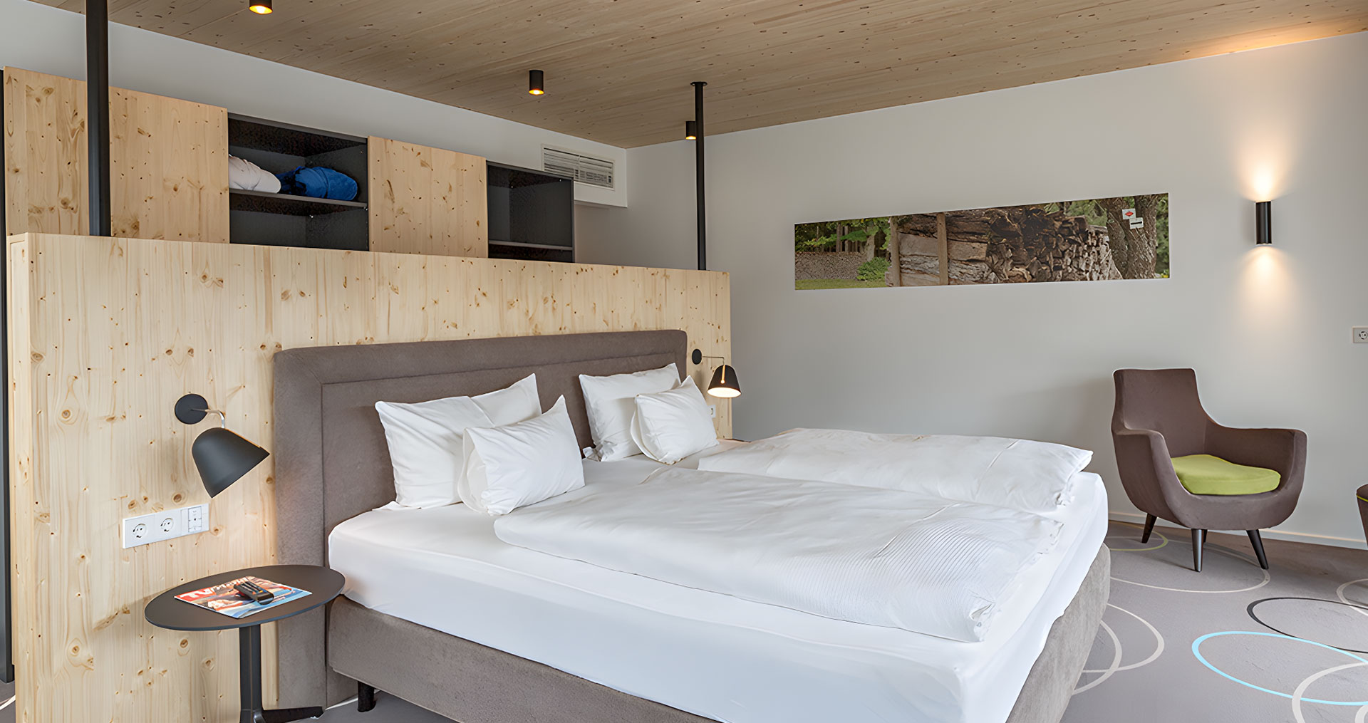 Mittig im Raum stehendes Bett