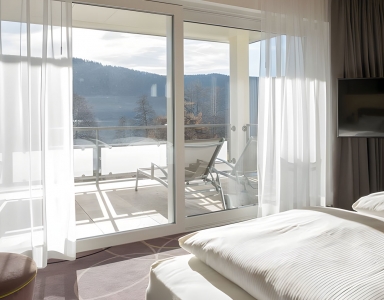 Schlafzimmer mit Blick auf die Natur vom Balkon aus.