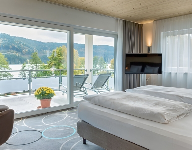 Doppelbettzimmer mit weiter Aussicht auf den See.