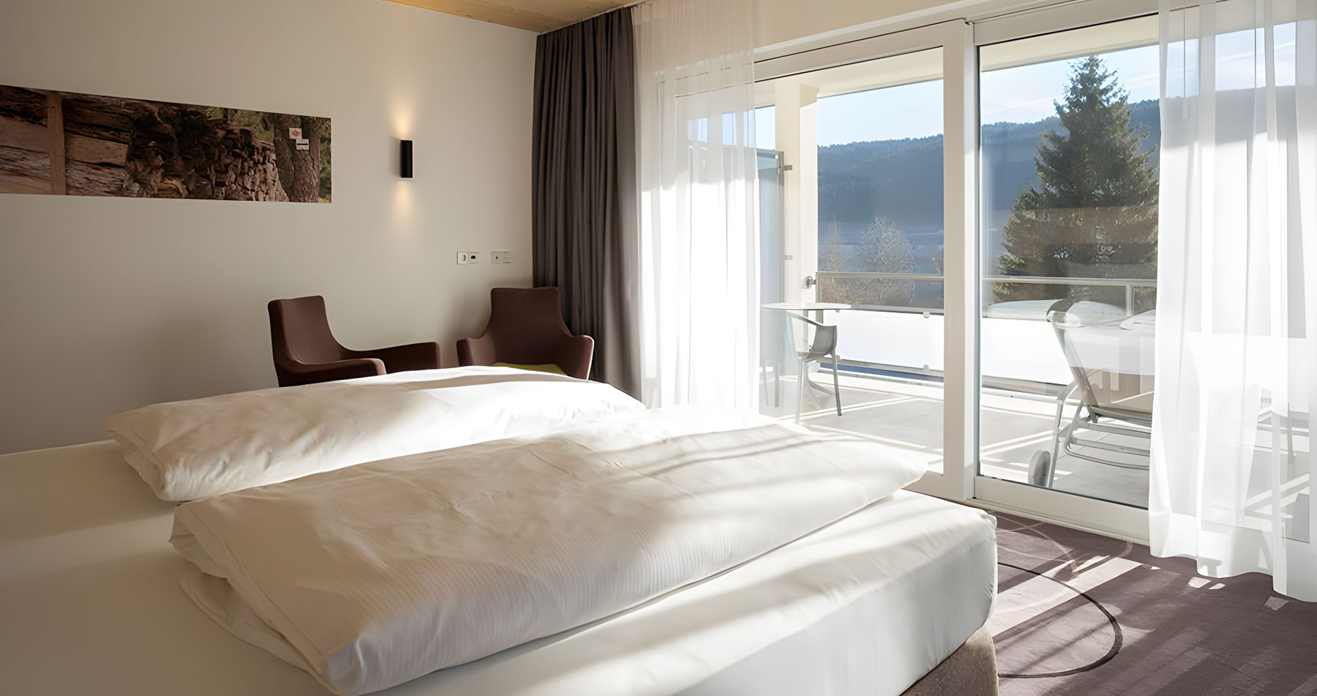 Schlafzimmer mit Zugang zu einem Balkon und Doppelbett.