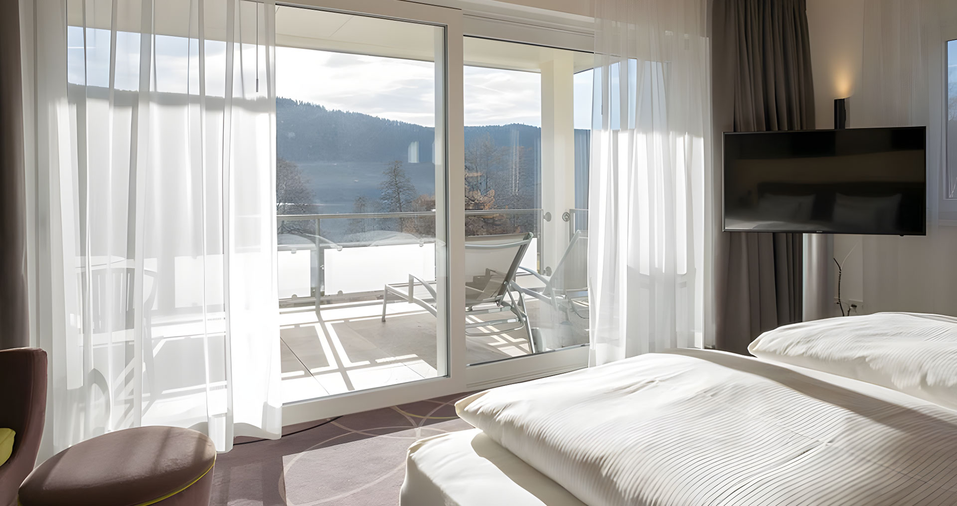 Schlafzimmer mit Blick auf die Natur vom Balkon aus.