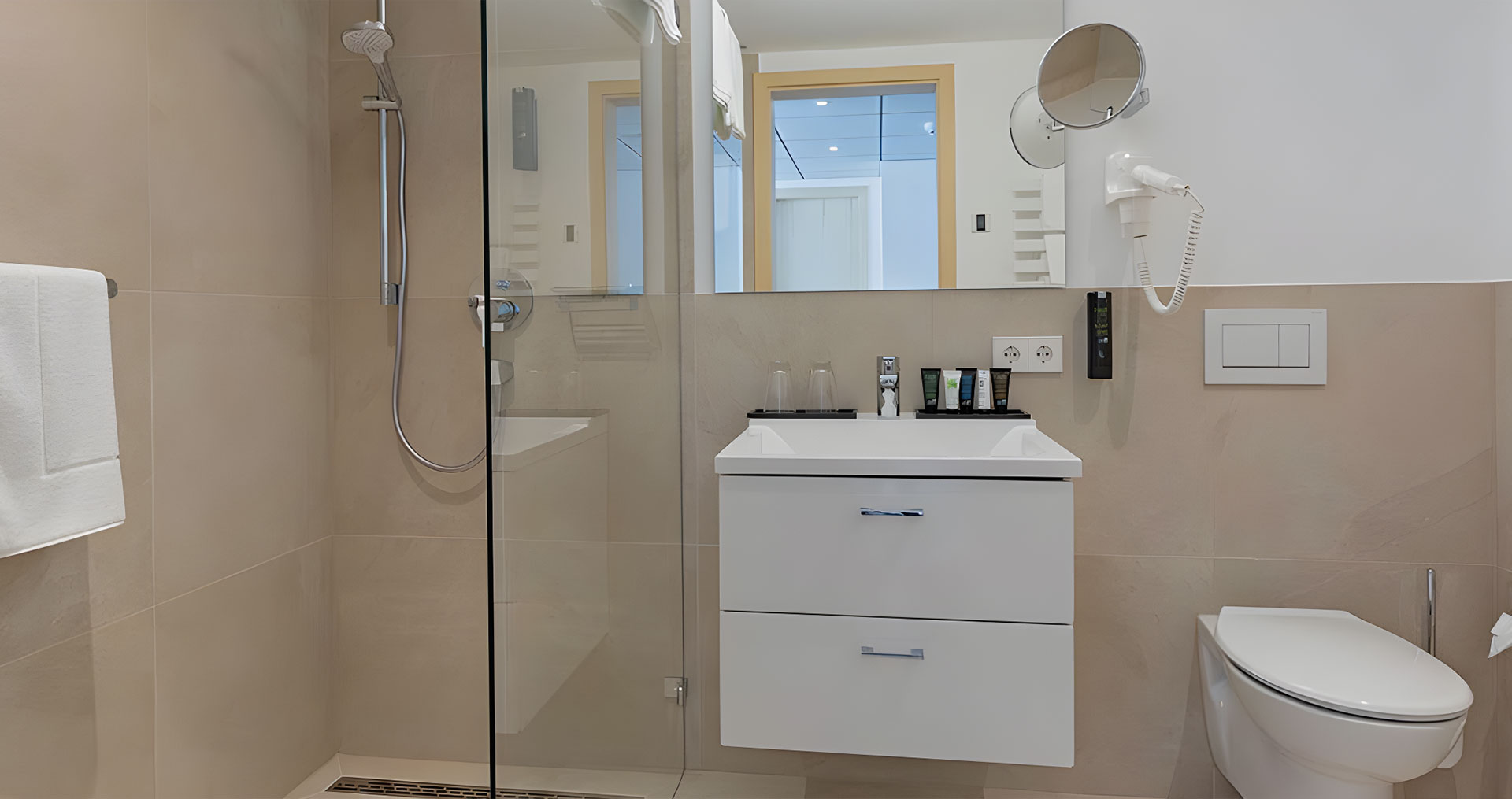 Elegantes Bad mit großer Dusche und modernem Waschbecken.