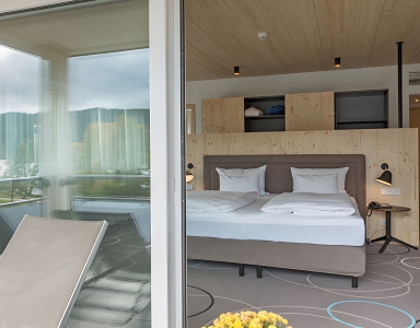 Blick auf ein Schlafzimmer von der Terrasse.