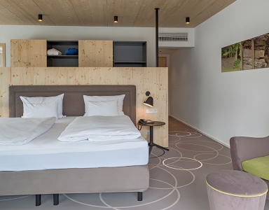 Modernes Schlafzimmer mit Sitzgelegenheit und Deko.