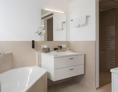 Badezimmer mit Badewanne und modernen Armaturen.