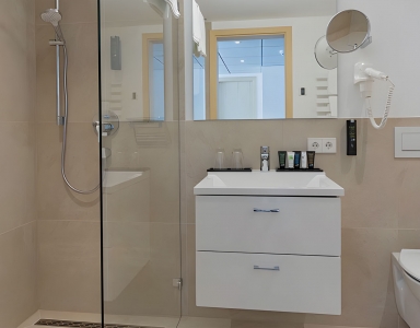 Modernes Badezimmer mit Dusche und Waschbecken.