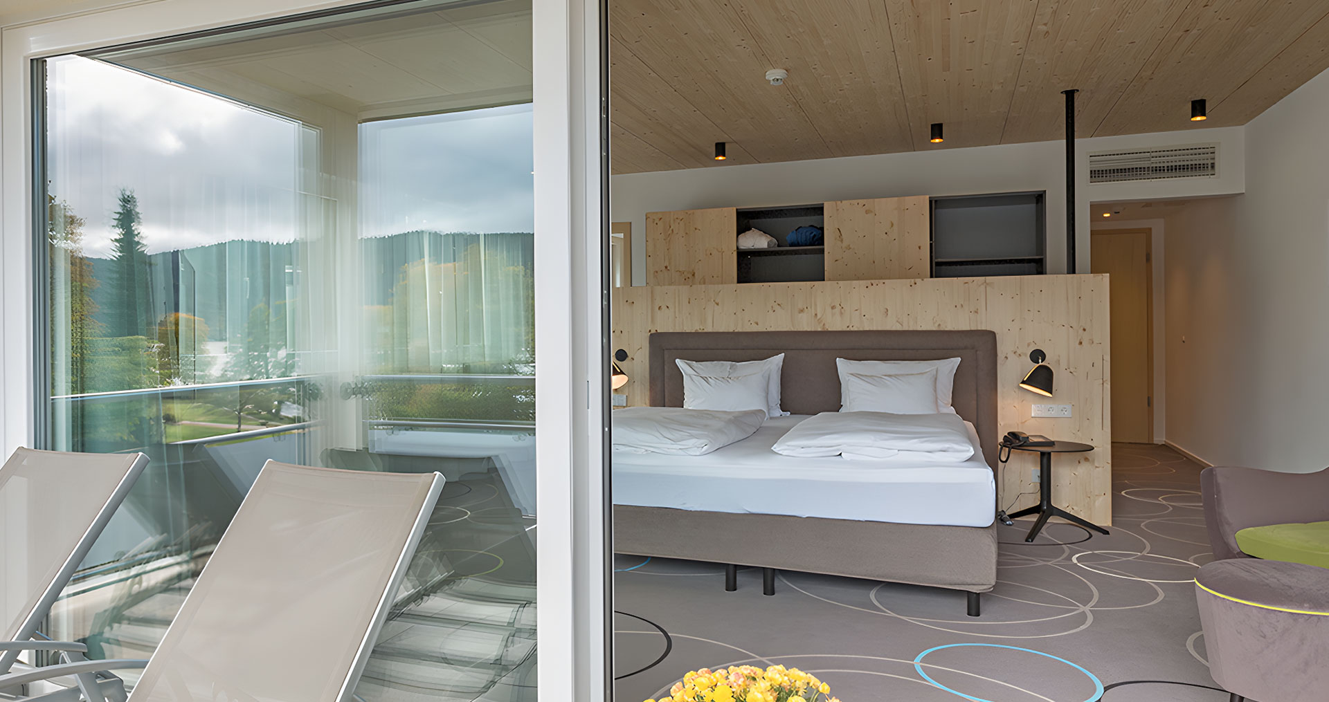 Blick auf ein Schlafzimmer von der Terrasse.