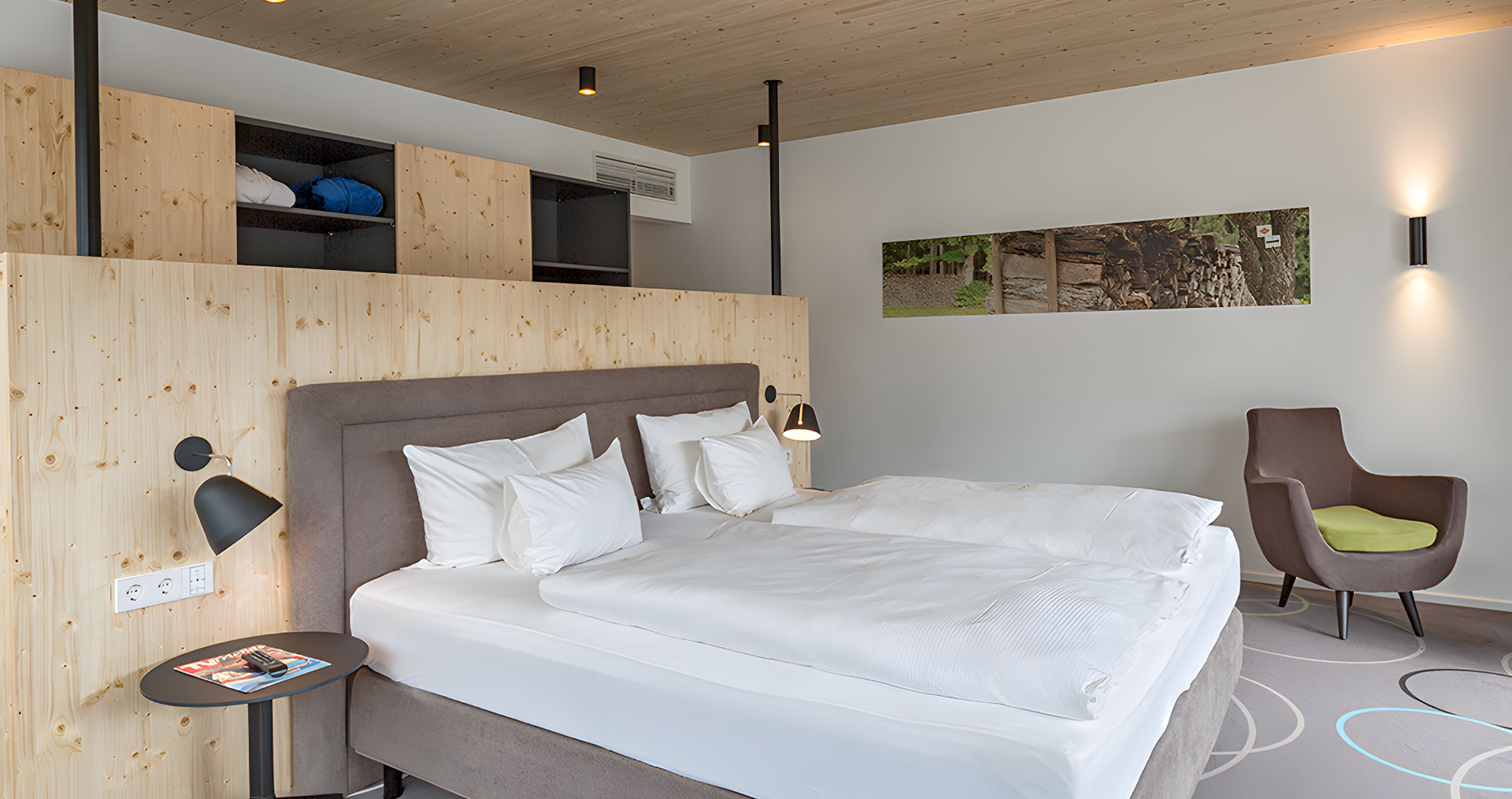 Schlafzimmer mit Holzakzenten und Sitzbereich.