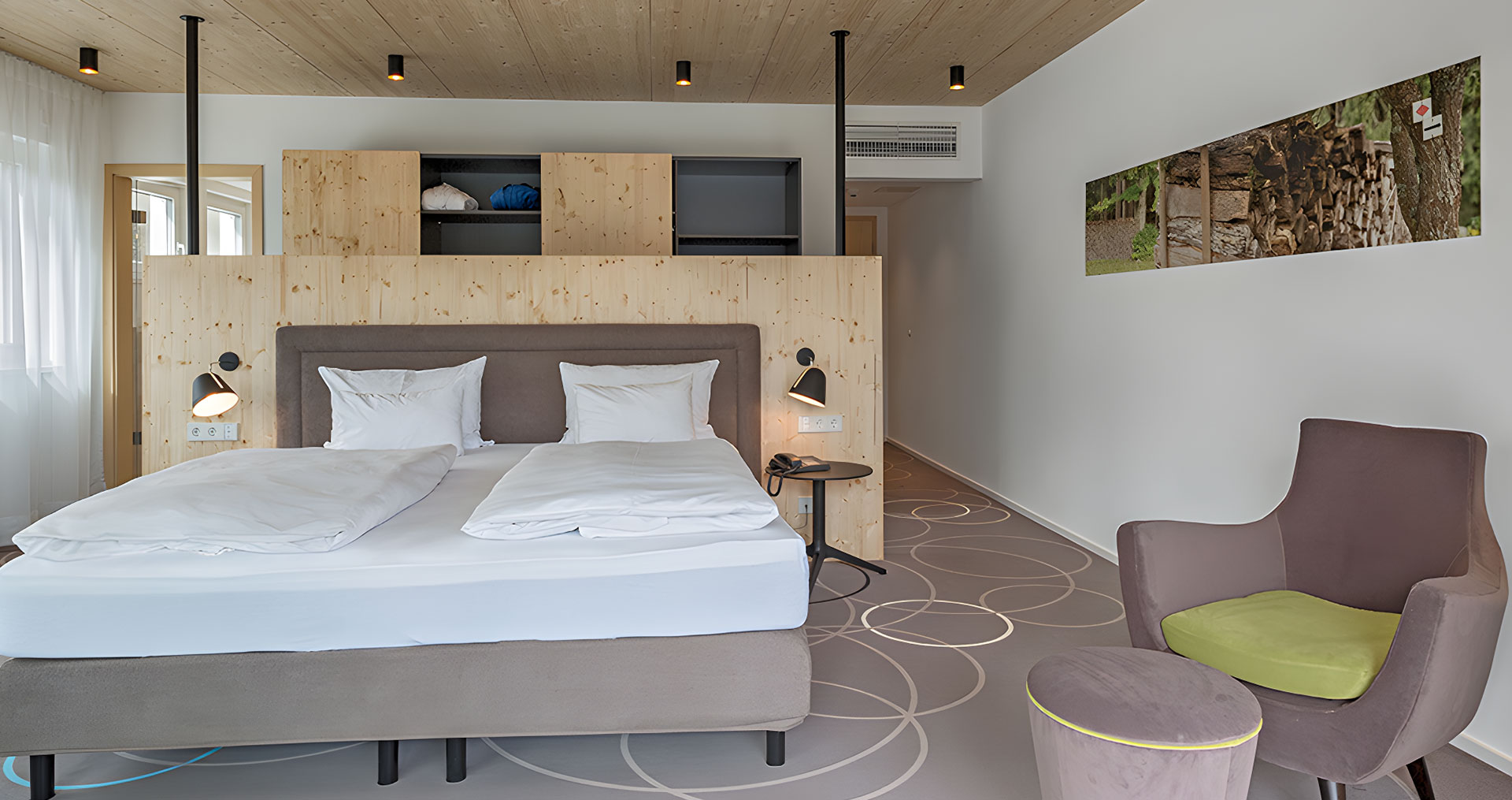 Modernes Schlafzimmer mit Sitzgelegenheit und Deko.