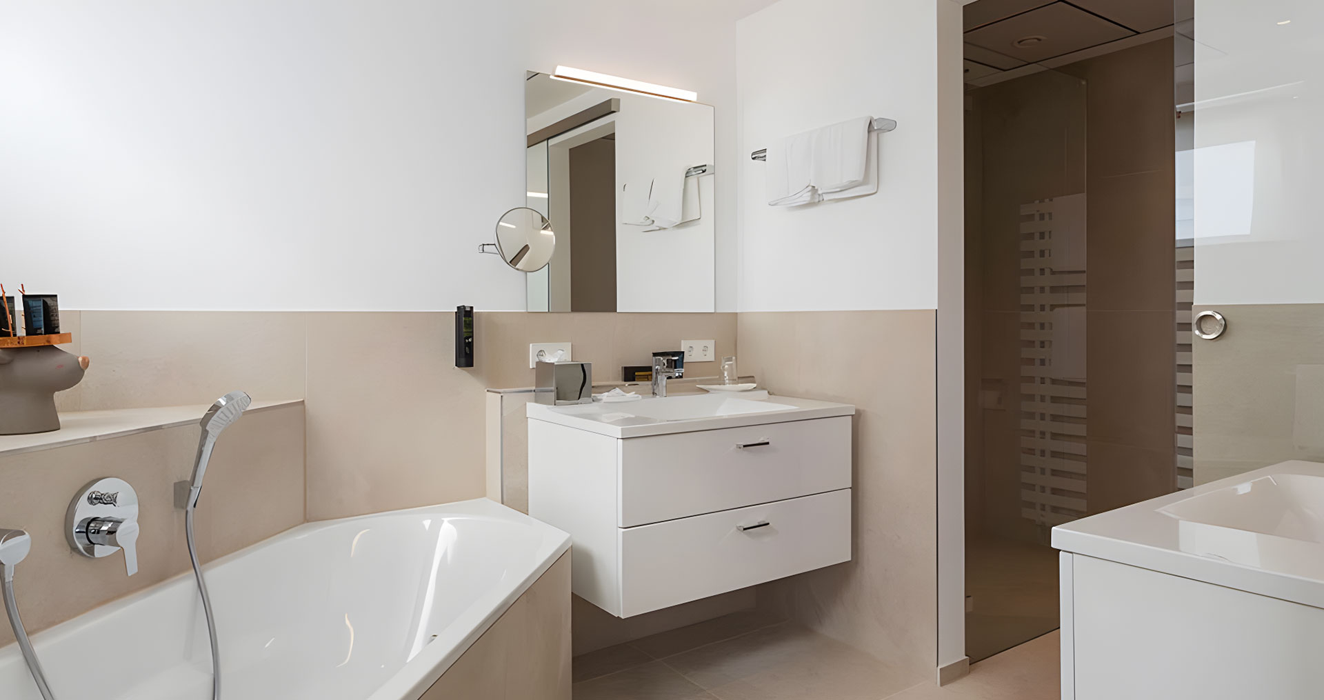 Badezimmer mit Badewanne und modernen Armaturen.